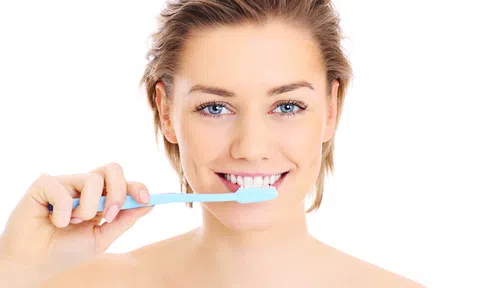 Sau trồng răng Implant có phải đổi bàn chải và kem đánh răng riêng không?