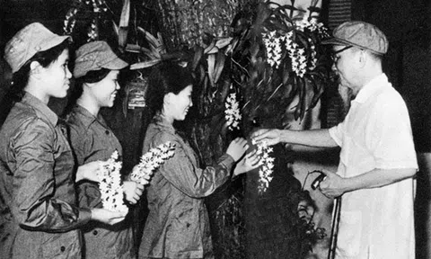 Bác Hồ với Tết Trồng cây năm Kỷ Hợi 60 năm về trước