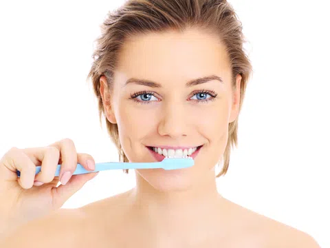 Sau trồng răng Implant có phải đổi bàn chải và kem đánh răng riêng không?