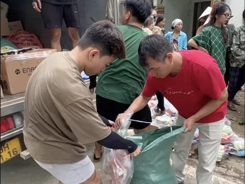 Soanh không ngại lội bùn, cùng bộ đội tiếp tế lương thực cho người dân vùng lũ Thái Nguyên
