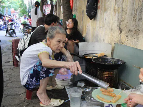 Quán nem “bà còng”, 20 năm không cần mái che, ngày bán vài trăm chiếc