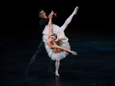 Nhà hát ballet Hoàng gia Anh tái xuất hoành tráng sau 7 tháng bị phong tỏa