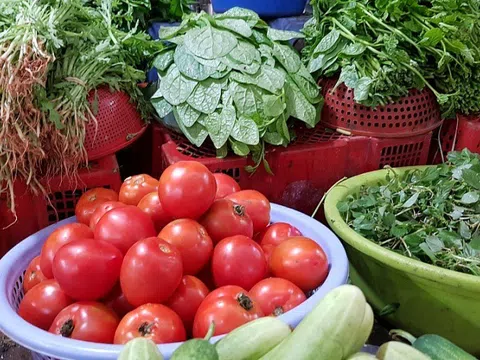 Giá thực phẩm hôm nay 27/10: Giá rau tăng, thịt heo giảm nhẹ