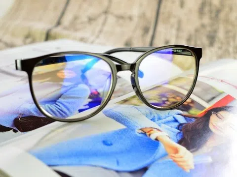 Tròng kính chống ánh sáng xanh có ngăn ngừa tổn thương võng mạc?