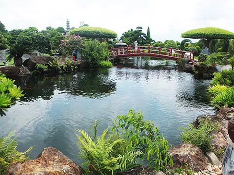 Hồ cá Koi sử dụng nhiều đá bán quý lớn nhất Việt Nam