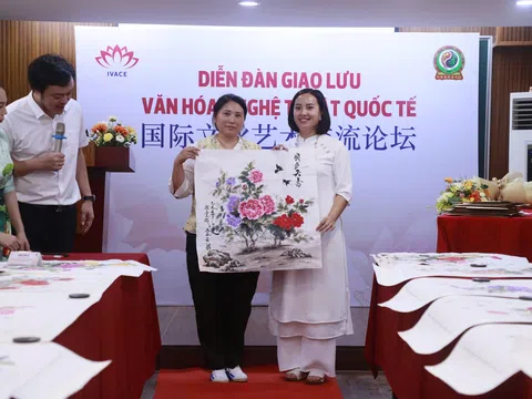 Triển lãm tranh hoa mẫu đơn "hớp hồn" giới mộ điệu tại Diễn đàn Văn hóa Quốc Tế 2025