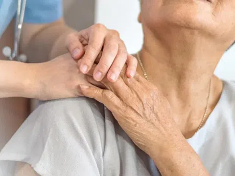 Nguyên nhân táo bón tái đi tái lại ở người cao tuổi và các giải pháp