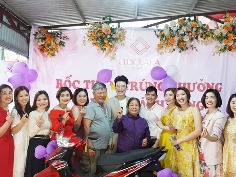 Chúc mừng khách hàng trúng thưởng chương trình “Bóc thăm trúng xe máy” của thương hiệu mỹ phẩm Lily Lala