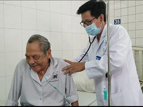 Thời tiết chuyển mùa, gia tăng người cao tuổi mắc bệnh đường hô hấp